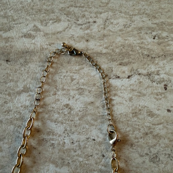 Elegant Green and Gold Necklace - Picture 3 of 4